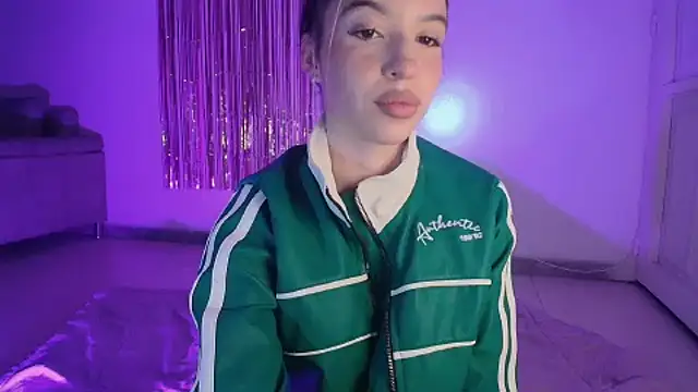 Snapshot of Alina_Lee_t chatting on October 2, 3:33 am Alina Lee t online show from October 2, 3:33 am