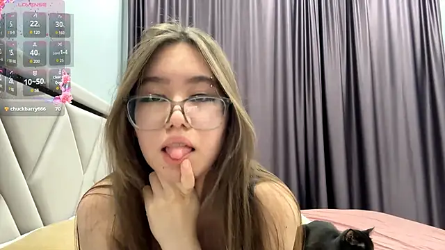 Snapshot of Wow_Akemi chatting on October 1, 9:47 am Wow Akemi online show from October 1, 9:47 am