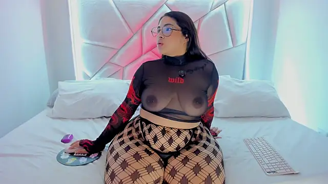 Sweeetcurvyx online show from December 23, 12:47 am