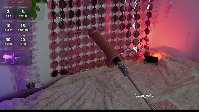 mia noir online show from December 18, 4:17 am