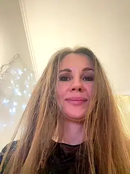 Snapshot of LucieMack chatting on October 19, 9:06 pm LucieMack online show from October 19, 9:06 pm