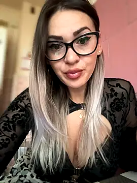 iSelena online show from October 3, 6:07 am