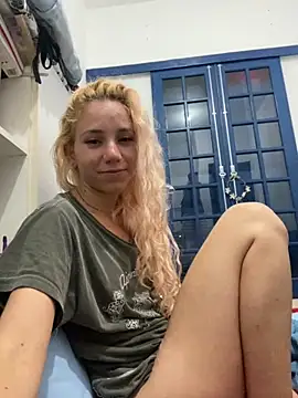Snapshot of Bruna551 chatting on October 17, 4:16 am Bruna551 online show from October 17, 4:16 am