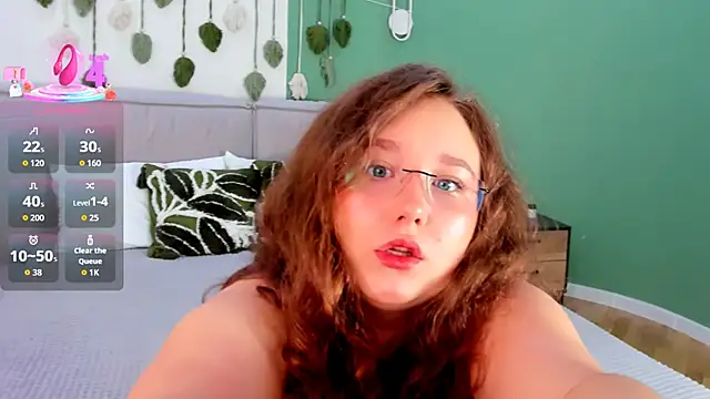 Snapshot of VelvetVixenCute chatting on September 18, 5:28 am VelvetVixenCute online show from September 18, 5:28 am