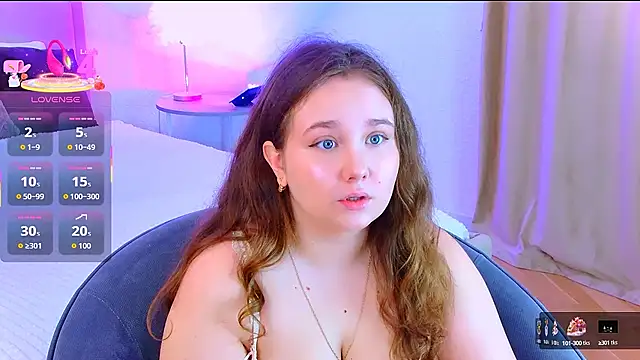 Snapshot of VelvetVixenCute chatting on October 13, 5:32 am VelvetVixenCute online show from October 13, 5:32 am