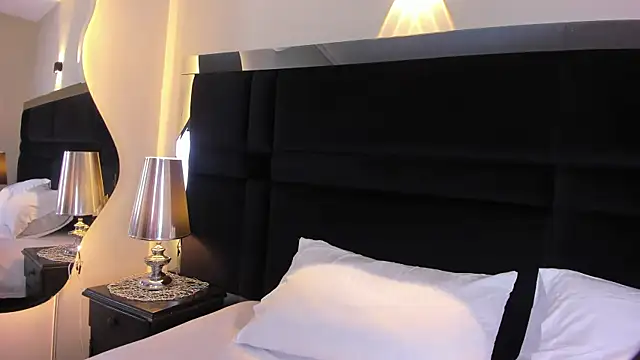 CarolineLee  online show from June 30, 10:42 pm