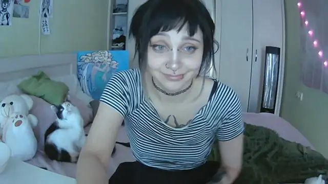 Snapshot of SineKiraReal chatting on October 4, 10:32 am SineKiraReal online show from October 4, 10:32 am