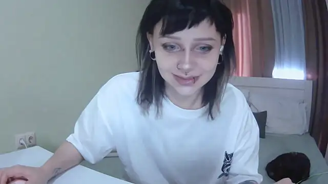 Snapshot of SineKiraReal chatting on September 22, 10:35 am SineKiraReal online show from September 22, 10:35 am