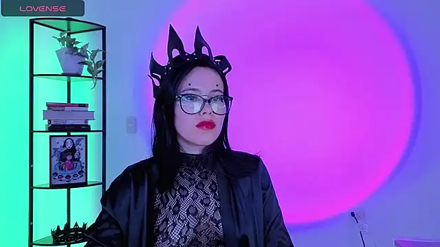 girldom online show from March 12, 4:20 pm