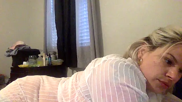 toomuchofafreak online show from February 11, 9:05 pm