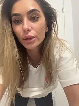 Snapshot of KaseyQuinn_ chatting on September 9, 8:08 pm KaseyQuinn online show from September 9, 8:08 pm