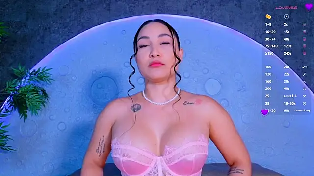 ReinaChloe online show from June 18, 4:34 pm