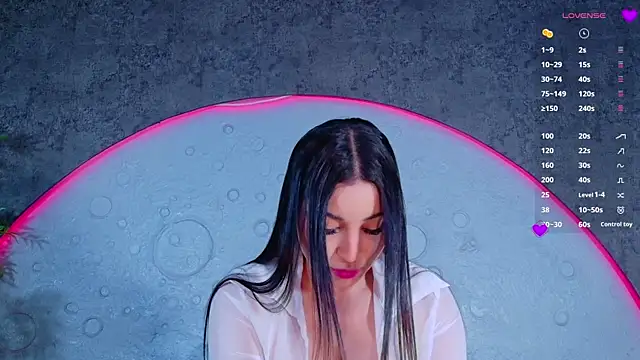 ReinaChloe online show from June 29, 4:28 pm