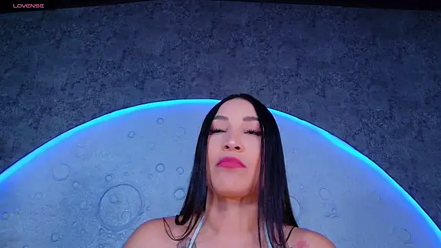 ReinaChloe online show from April 28, 4:55 pm