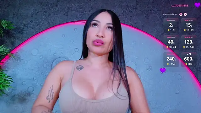ReinaChloe online show from July 28, 6:20 pm