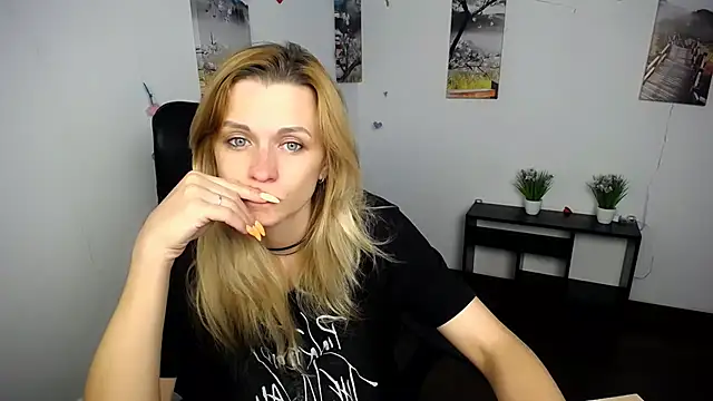Snapshot of PeppyMia chatting on October 20, 6:16 am PeppyMia online show from October 20, 6:16 am