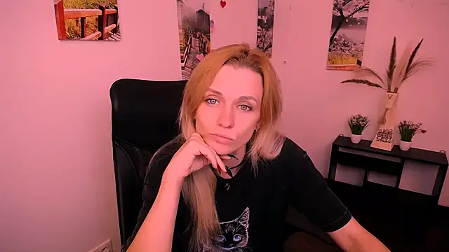 Snapshot of PeppyMia chatting on September 19, 4:44 am PeppyMia online show from September 19, 4:44 am