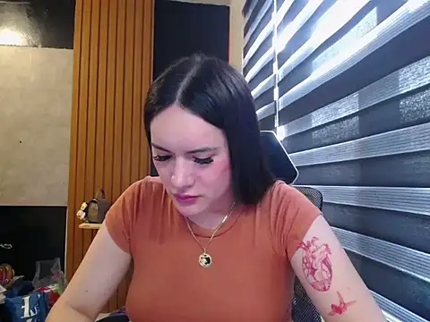 Snapshot of Yhanbeaufort18 chatting on September 18, 7:51 am Yhanbeaufort18 online show from September 18, 7:51 am