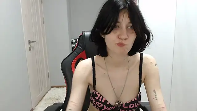 Snapshot of TinaQuiin chatting on September 16, 8:11 am TinaQuiin online show from September 16, 8:11 am