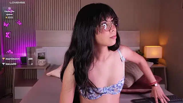 aprilqueenie online show from June 11, 12:32 am