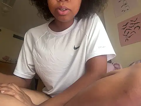 luvrgrllani online show from September 9, 8:30 pm