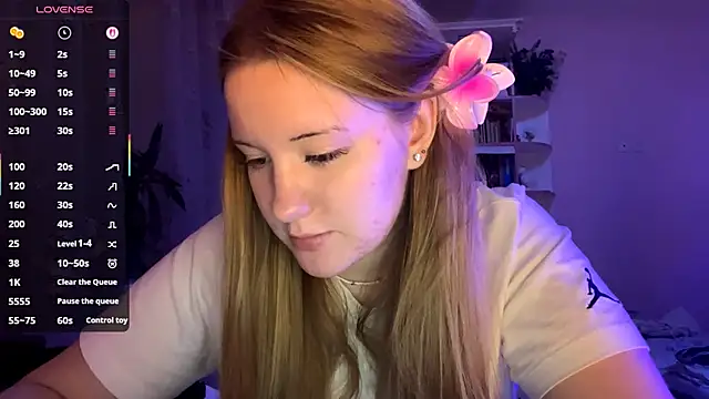 Snapshot of PandaFluff chatting on September 15, 4:58 pm PandaFluff online show from September 15, 4:58 pm