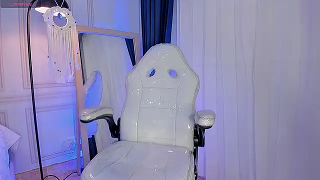 Doll Isa  online show from December 5, 7:04 pm