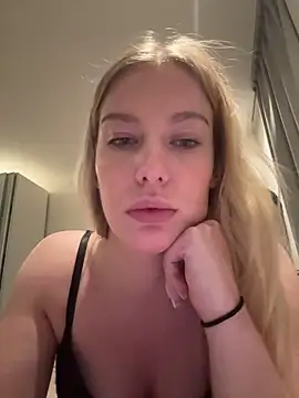 Chloemillerrxx online show from November 12, 9:24 pm