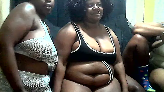 Snapshot of AnnabigpussyXO chatting on October 18, 9:05 pm AnnabigpussyXO online show from October 18, 9:05 pm