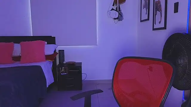 EmilyKisx online show from October 7, 2:43 pm