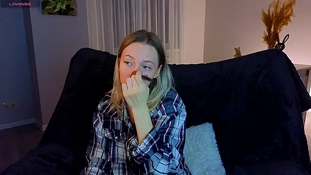 NyxaThorn online show from November 28, 2:42 pm