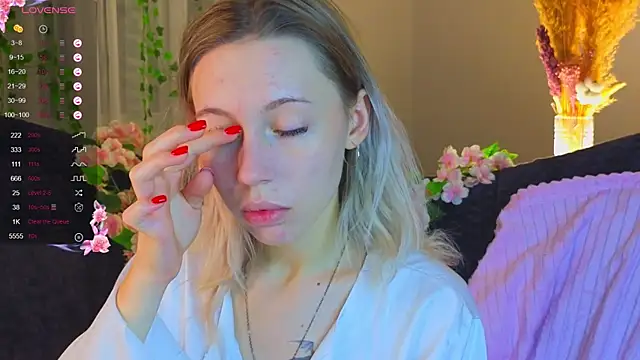 NyxaThorn online show from December 5, 2:40 pm