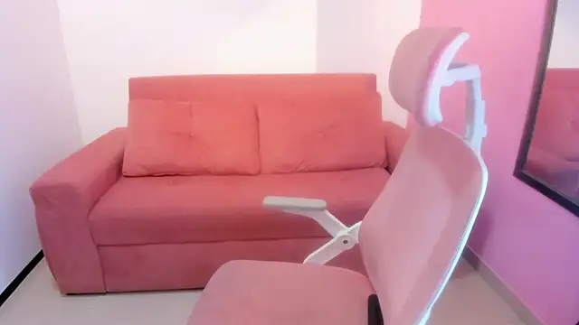 Emiss Jones online show from December 20, 5:06 pm