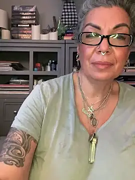 dieseldame1313 online show from July 17, 10:57 pm