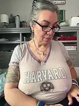 dieseldame1313 online show from February 7, 10:35 pm