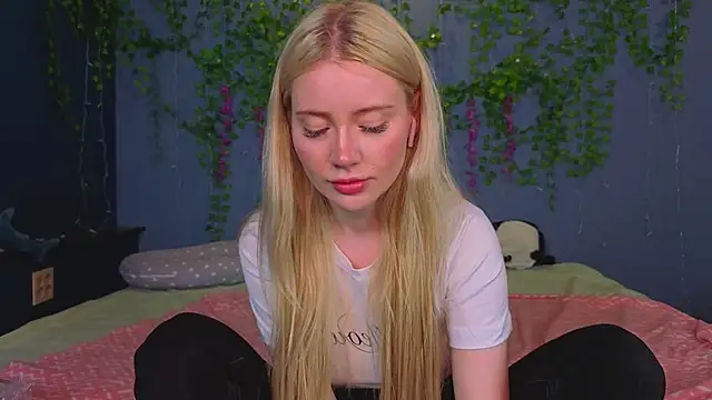 Lillie Berry online show from July 24, 4:43 am