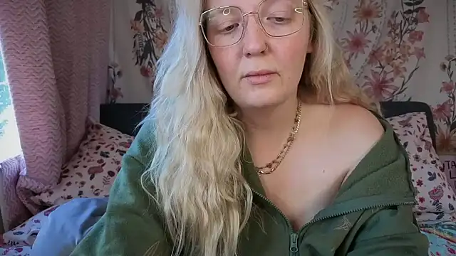 Snapshot of Daisyxoxo_ chatting on September 25, 8:35 am Daisyxoxo  online show from September 25, 8:35 am