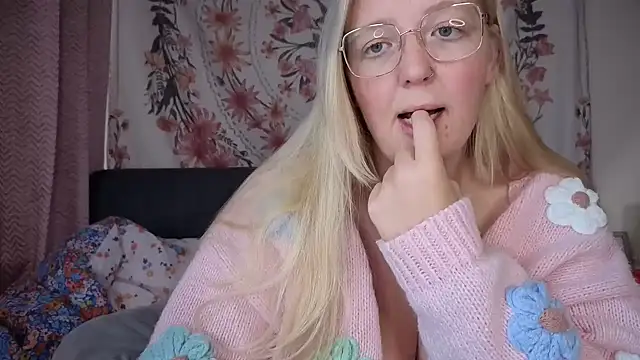 Snapshot of Daisyxoxo_ chatting on October 9, 8:40 am Daisyxoxo  online show from October 9, 8:40 am