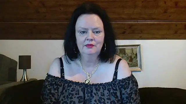 Snapshot of TiffanyMature chatting on October 8, 3:27 pm TiffanyMature online show from October 8, 3:27 pm
