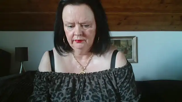 Snapshot of TiffanyMature chatting on October 5, 3:17 pm TiffanyMature online show from October 5, 3:17 pm