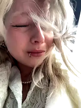 EveLittleSinner online show from October 2, 9:03 am