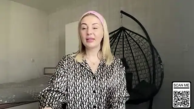 Blondie xoxoxo online show from May 5, 6:49 am