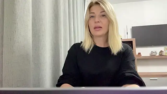 Snapshot of Blondie_xoxoxo chatting on September 9, 5:40 am Blondie xoxoxo online show from September 9, 5:40 am