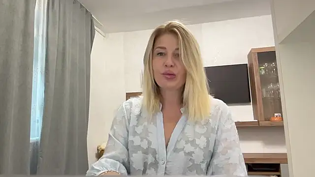 Snapshot of Blondie_xoxoxo chatting on October 1, 9:14 am Blondie xoxoxo online show from October 1, 9:14 am