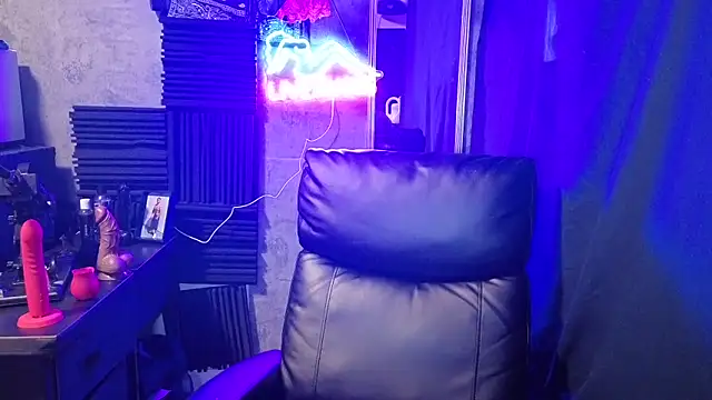 chicanachic13 online show from December 14, 11:10 pm