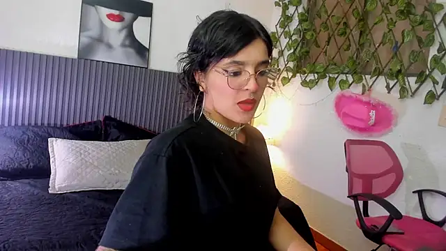 Snapshot of Saraah_Dark chatting on September 29, 3:22 am Saraah Dark online show from September 29, 3:22 am