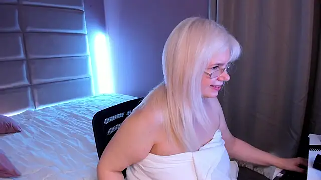 Hella Fabel online show from July 15, 1:21 am