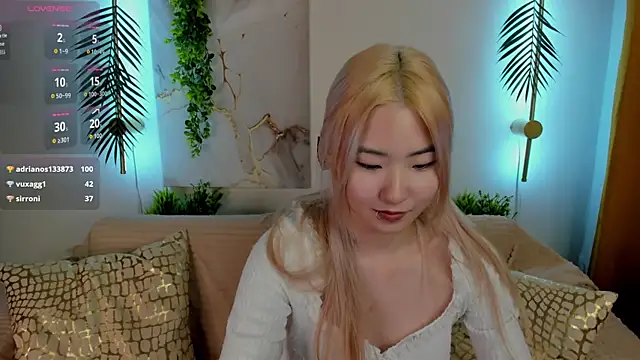 Snapshot of Aisi_18 chatting on September 17, 8:23 am Aisi 18 online show from September 17, 8:23 am