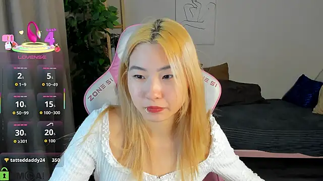 Snapshot of Aisi_18 chatting on October 2, 7:57 am Aisi 18 online show from October 2, 7:57 am
