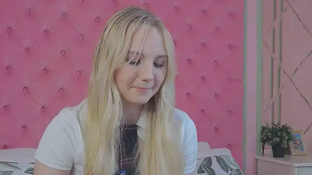 Snapshot of Sky_Cutie chatting on October 18, 5:43 am Sky Cutie online show from October 18, 5:43 am